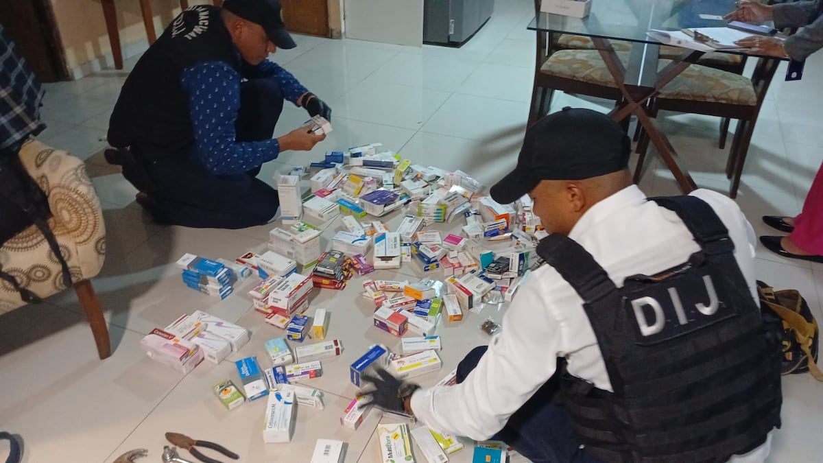 ¡Treparon el techo y se llevaron los medicamentos!