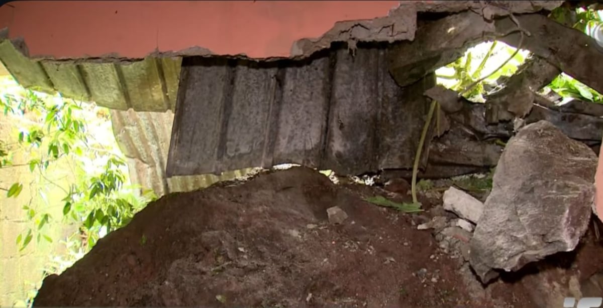 ¡Roca del terror! Vecinos de San Miguelito quedaron sin luz y sin ayuda tras el derrumbe