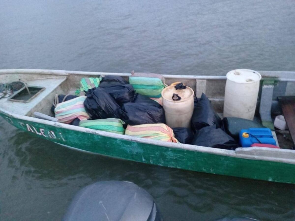 Interceptan lancha con 16 Sacos de droga en la Costa de Garachiné