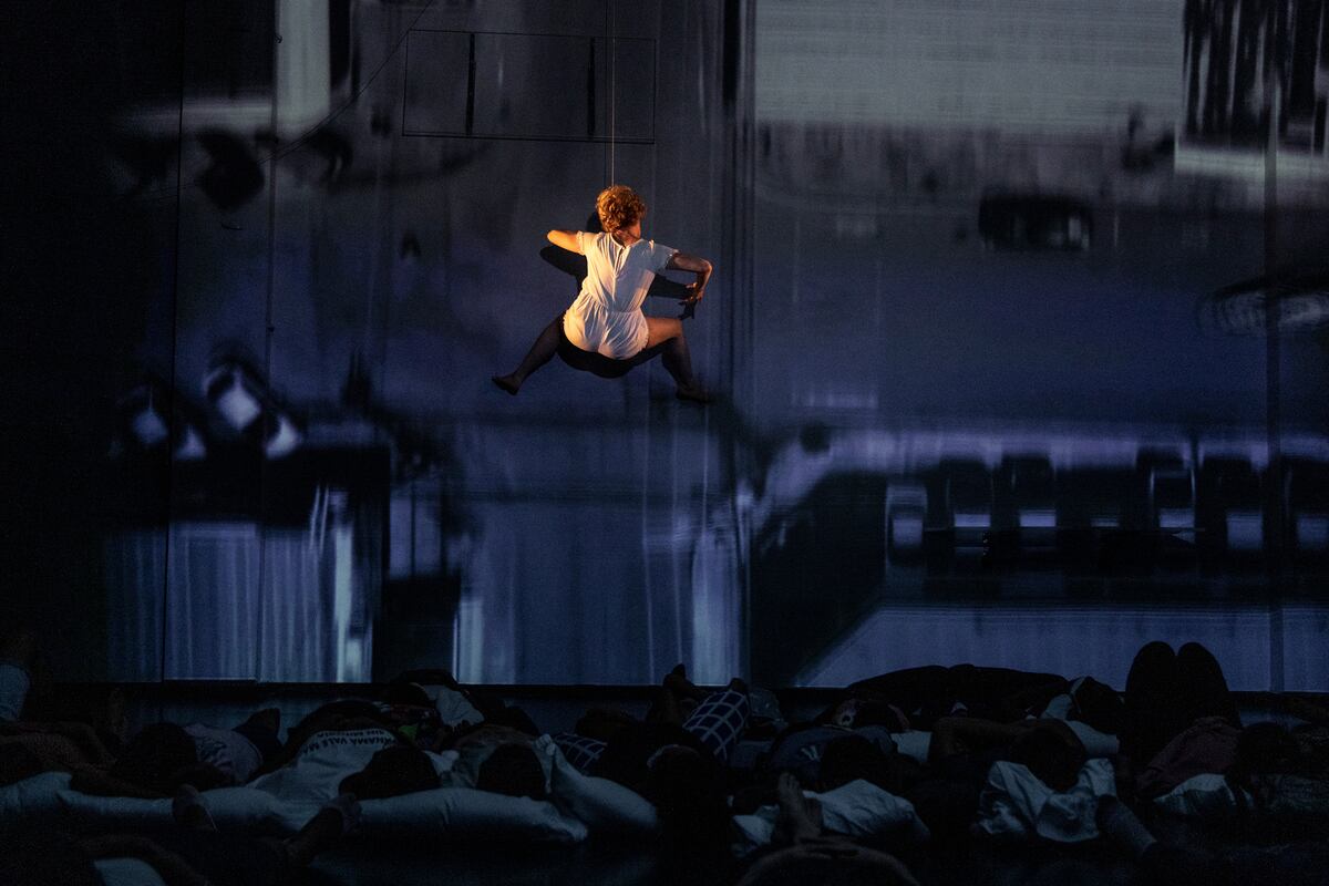 Una pieza magistral que te sumerge en lo profundo de los ciclos del sueño. Oneiros una puesta en escena que cautiva