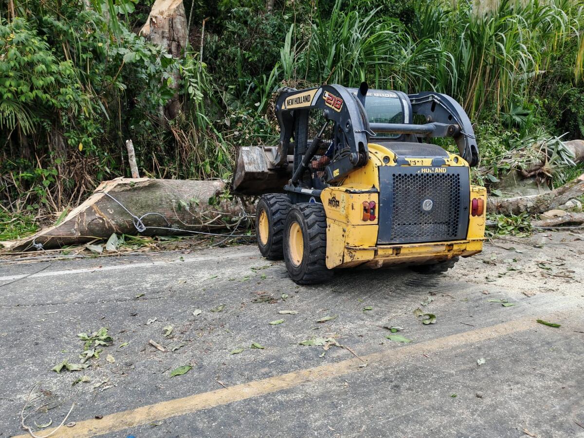 ¡Locura total! Lanzan fuegos artificiales a los helicópteros y tiran clavos en la calle