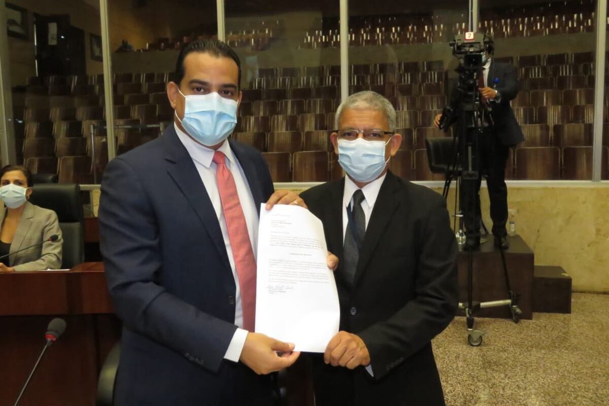 Revuelo por propuesta para que no puedan botar por un año a positivos de covid-19. Para algunos, incentiva al contagio. Proponente reacciona