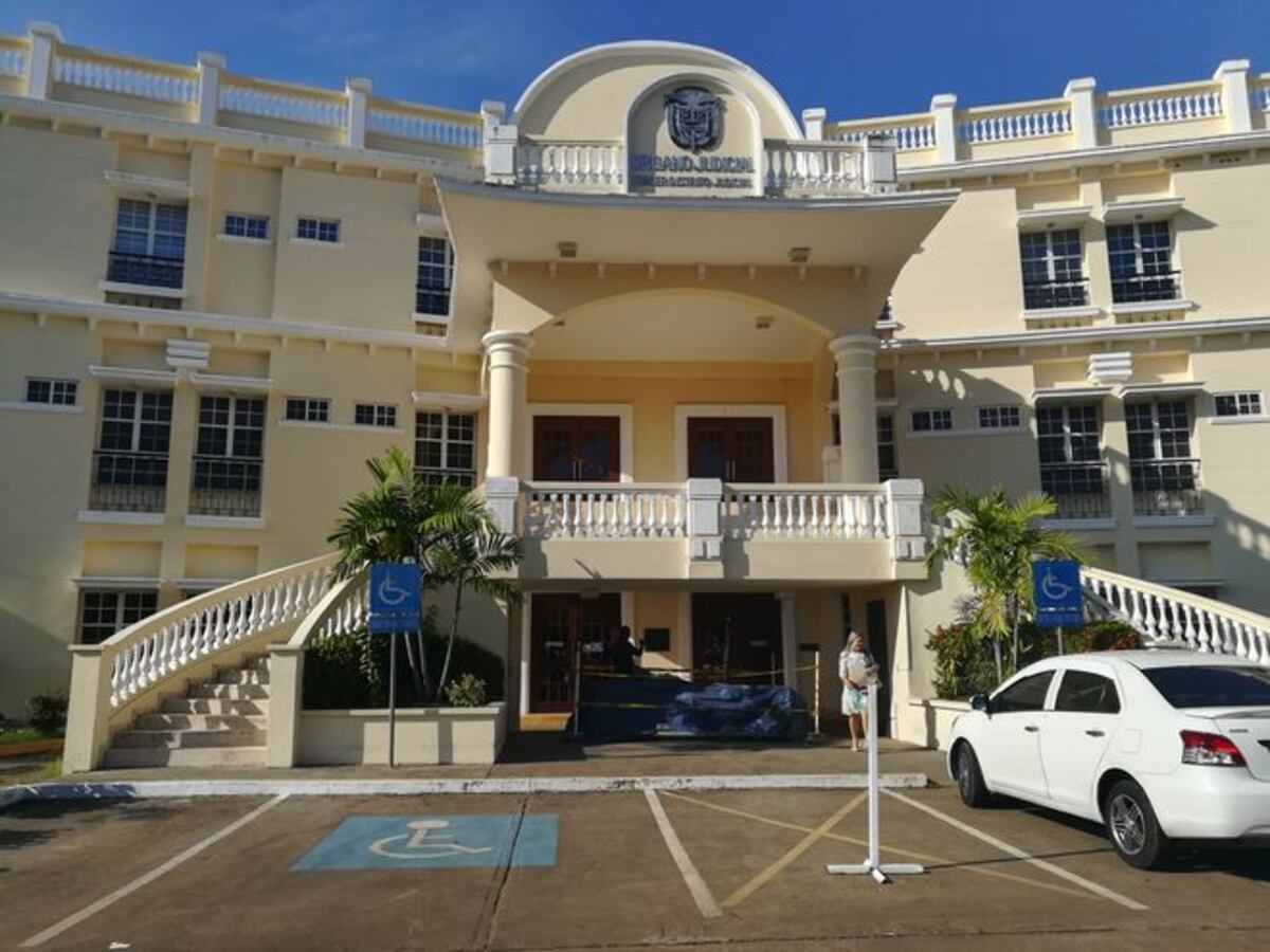 Le mete un cuchillo en el pecho a su mujer ante la mirada de su hija de 7 años