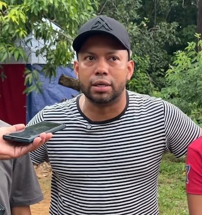 Alejandro Torres dona ‘chantin’ a familia damnificada tras el terremoto