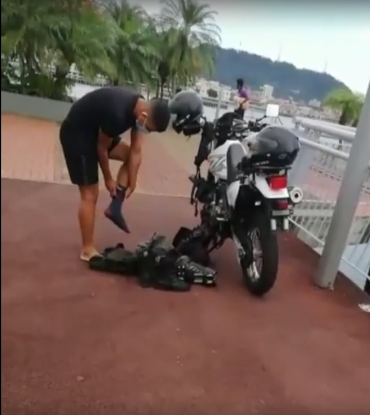 Captan momento en que SPI se quita la ropa y se lanza a salvar a una persona en tramo marino de Cinta Costera3. Video