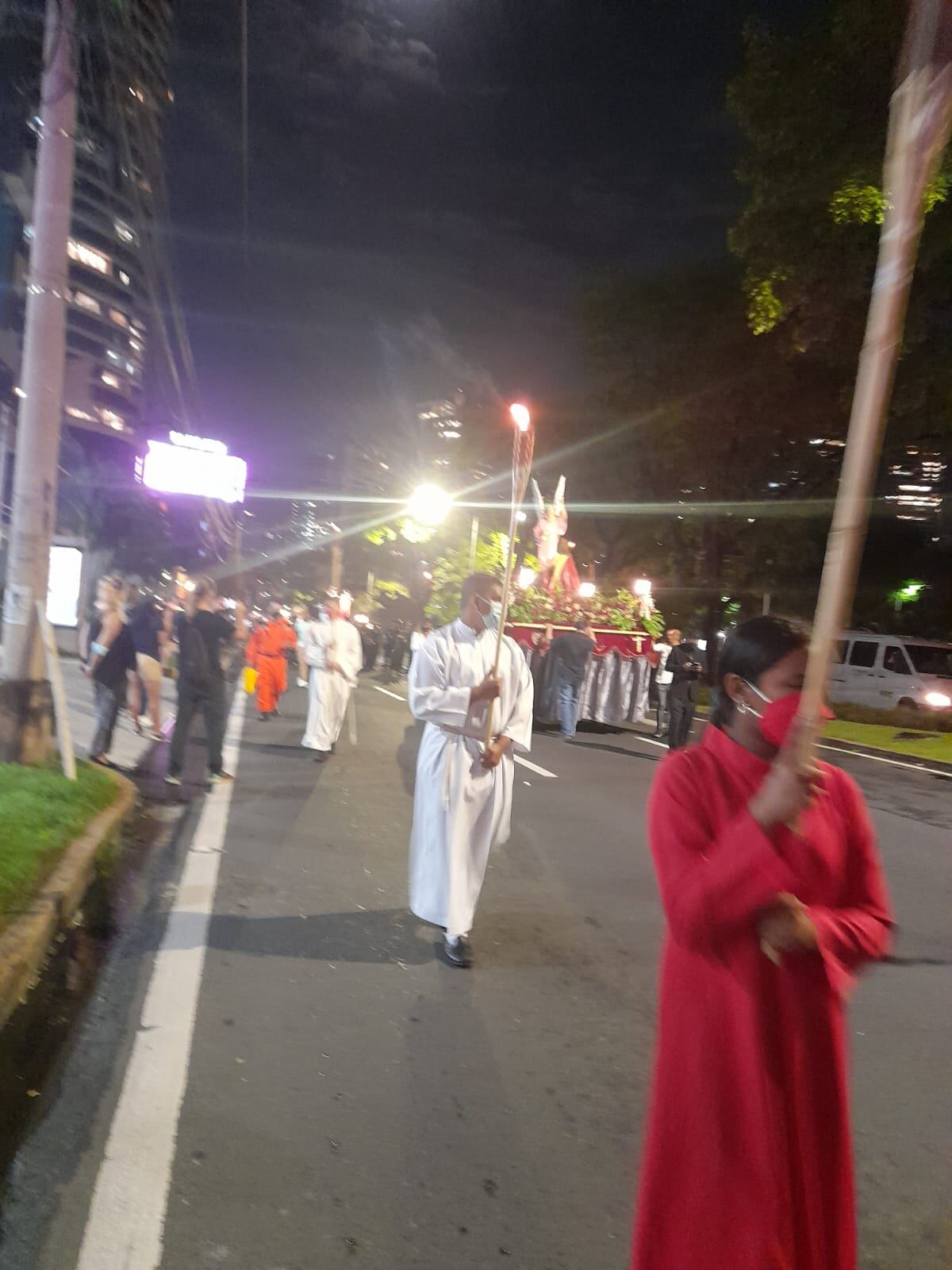 Cuestión de fe. Volvió la procesión a la Divina Misericordia, sin David Cosca, pero con el padre Manuel