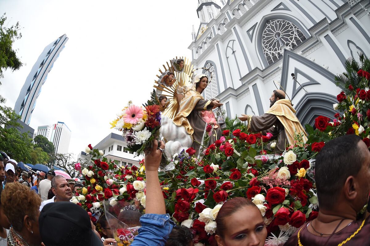 Hoy es la fiesta de la Virgen del Carmen. Patrona de los pescadores y hombres del mar