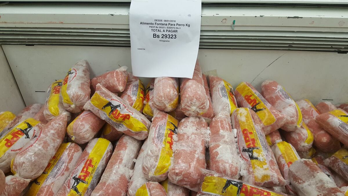 ¡DESESPERACIÓN! Ante escasez de alimentos venezolanos consumen comida para perro