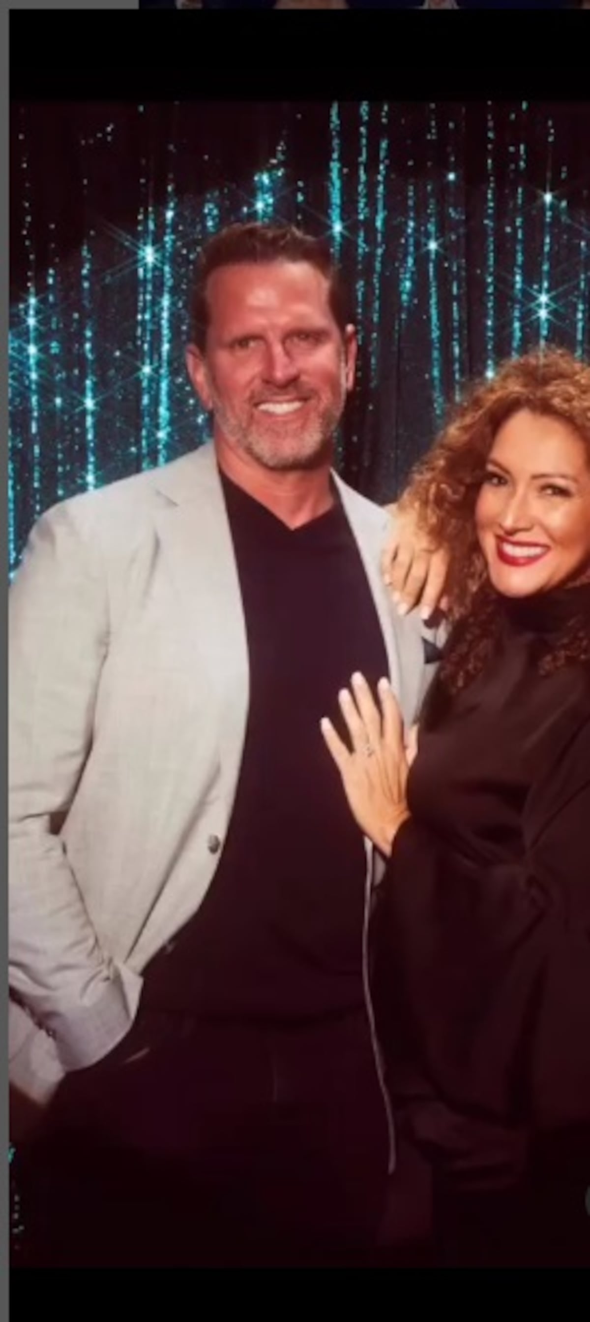 ‘Dije que sí'. A Erika Ender le piden la mano y muestra el anillo