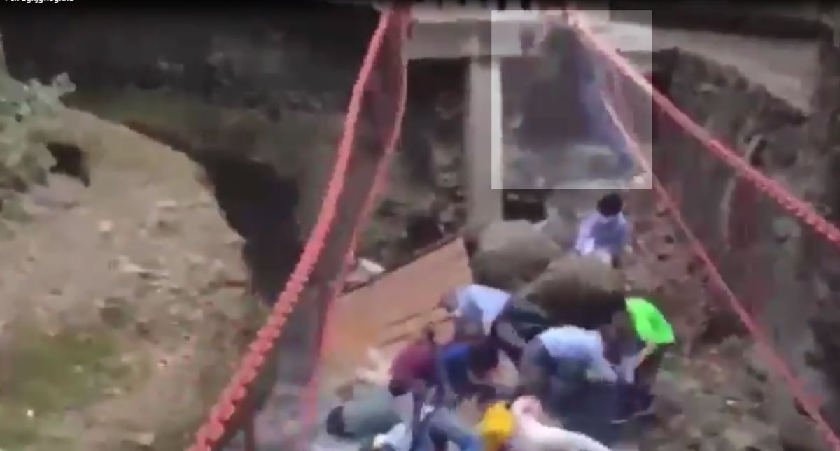 Se cae un puente colgante en plena reinauguración en México