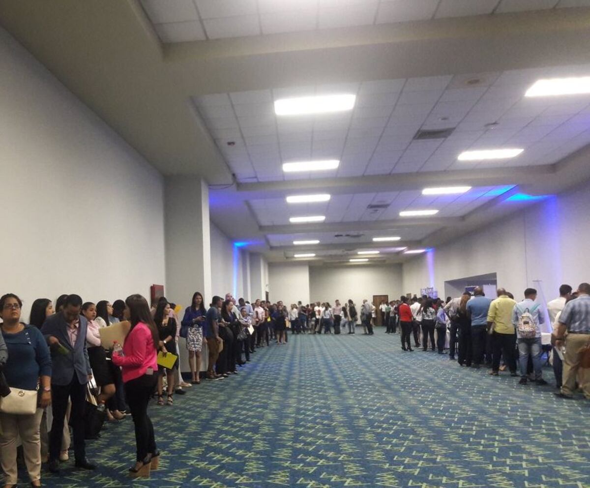 ¡DIOS! Miles andan buscando trabajo. Parecía manifestación y era feria de empleo