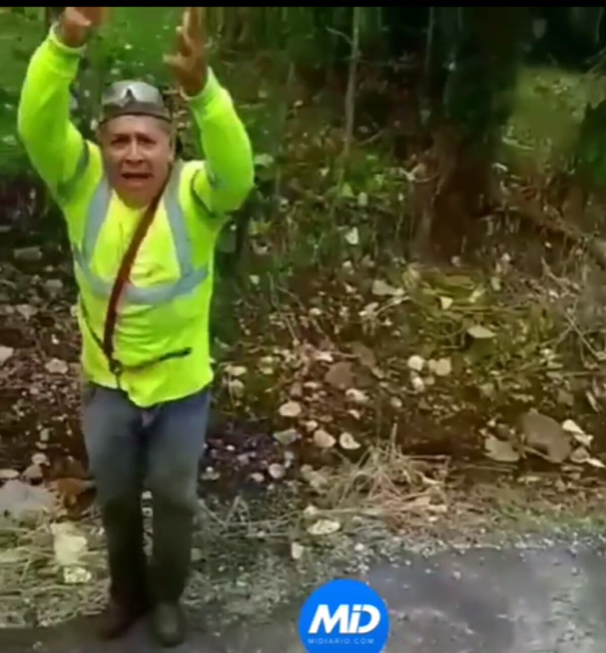 Chapiador cierra vía en Chiriquí con su máquina de cortar hierba. Video