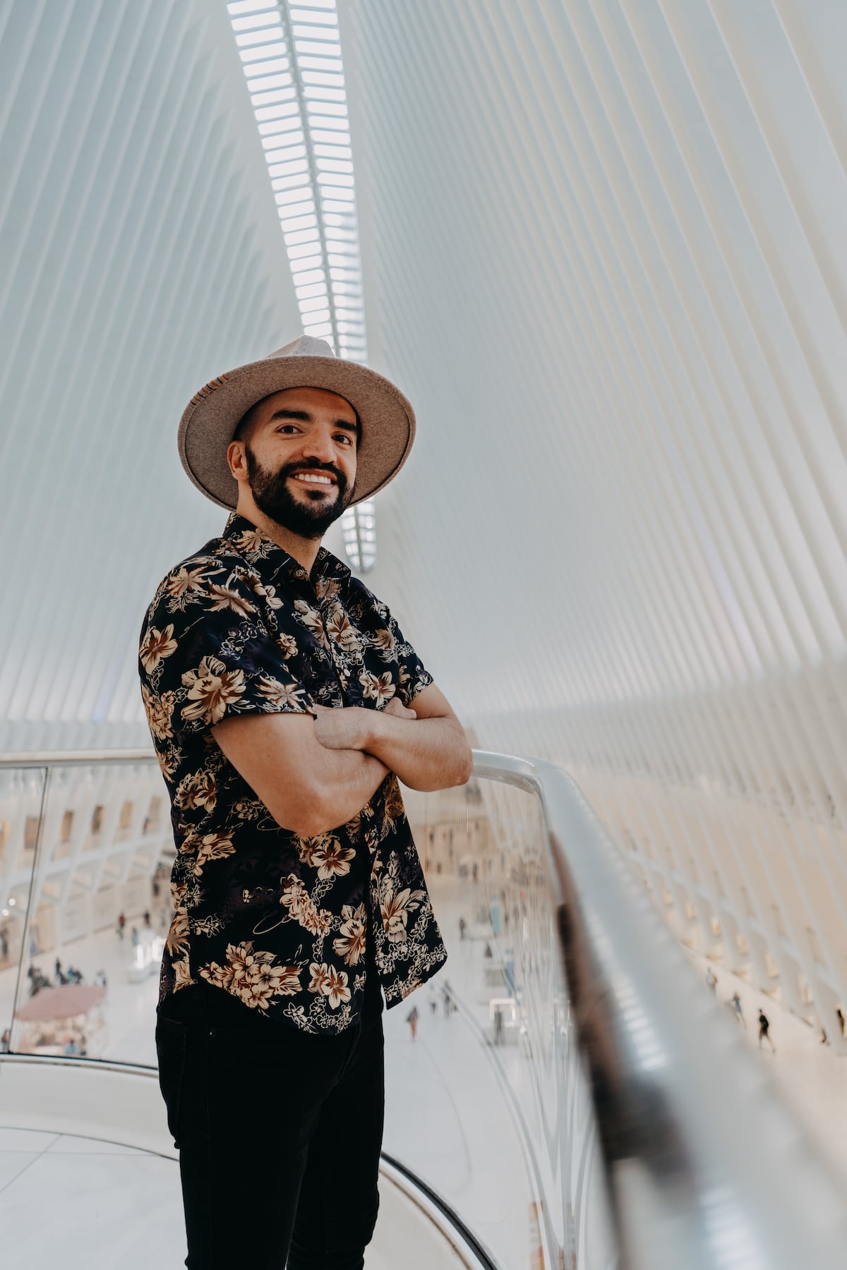 Poncho Quevedo, un cantante que busca inspirar al mundo con su música