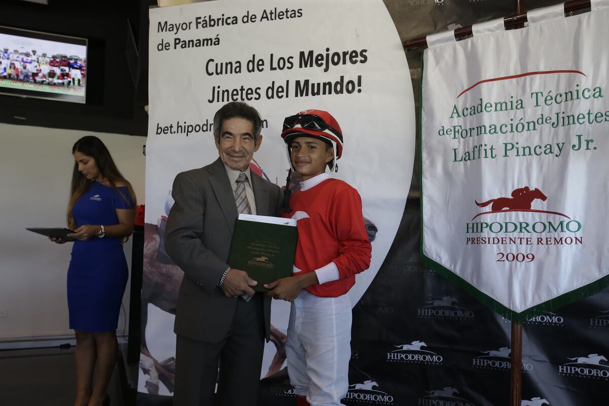 Se gradúan nuevos jinetes aprendices 