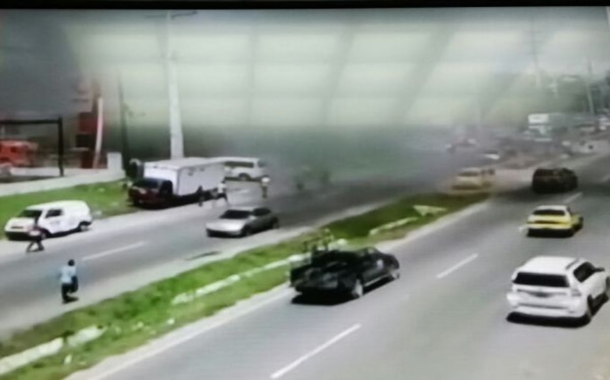 REPORTAN UN MUERTO. Bus colisiona con auto en gasolinera y produce una explosión