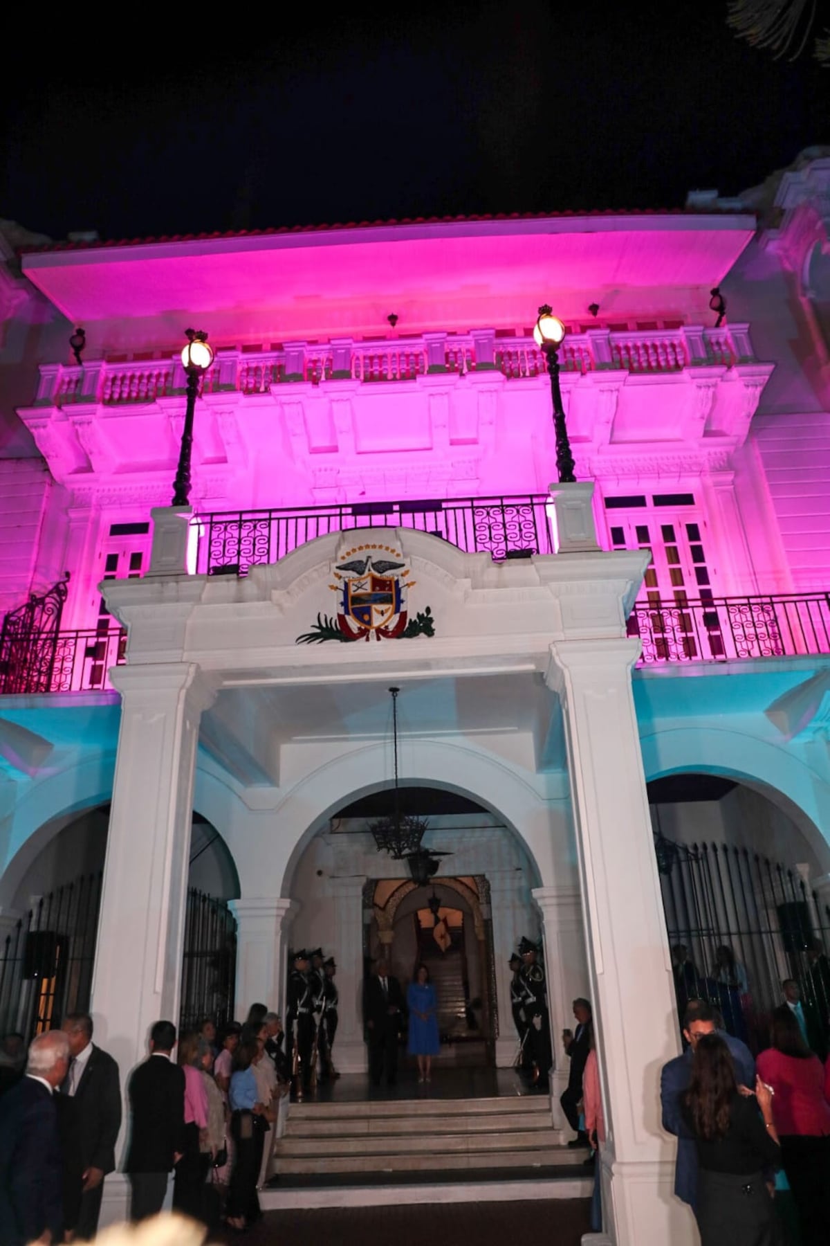 Palacio de las Garzas se viste de rosado y celeste por la lucha contra el cáncer