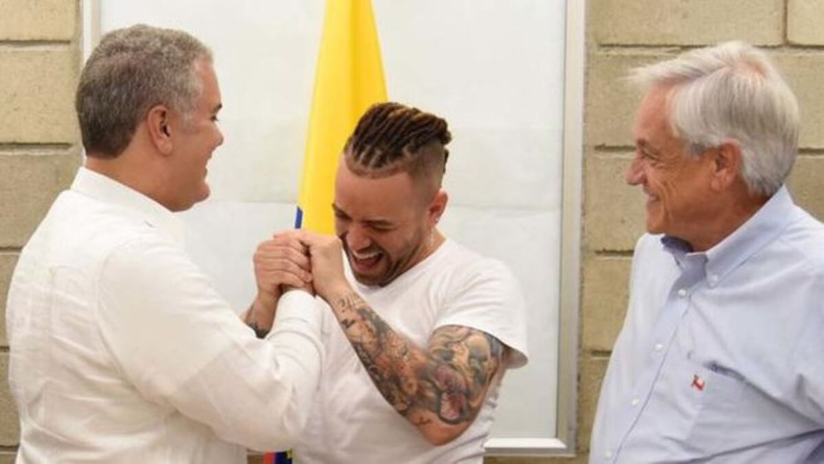 El cantante Nacho recibe la nacionalidad colombiana de la mano de Iván Duque 
