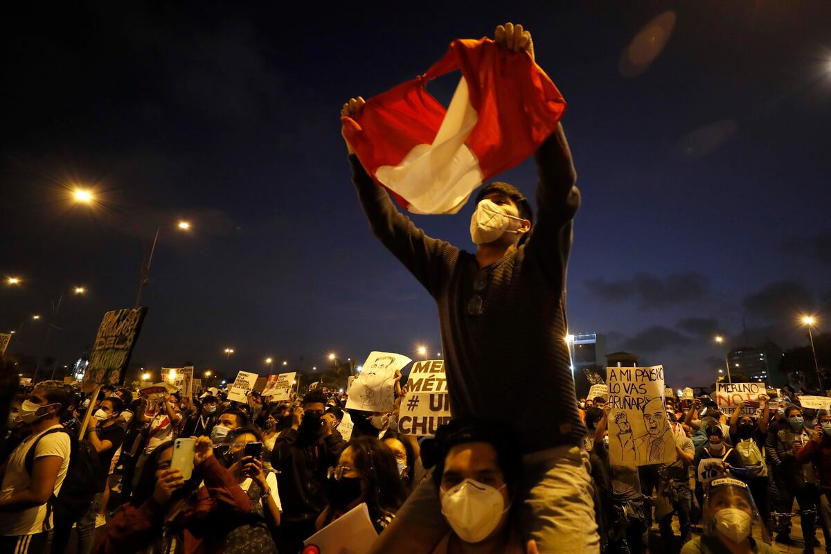 Dos muertos, 94 heridos, y 42 desaparecidos dejó la noche de violencia en Perú