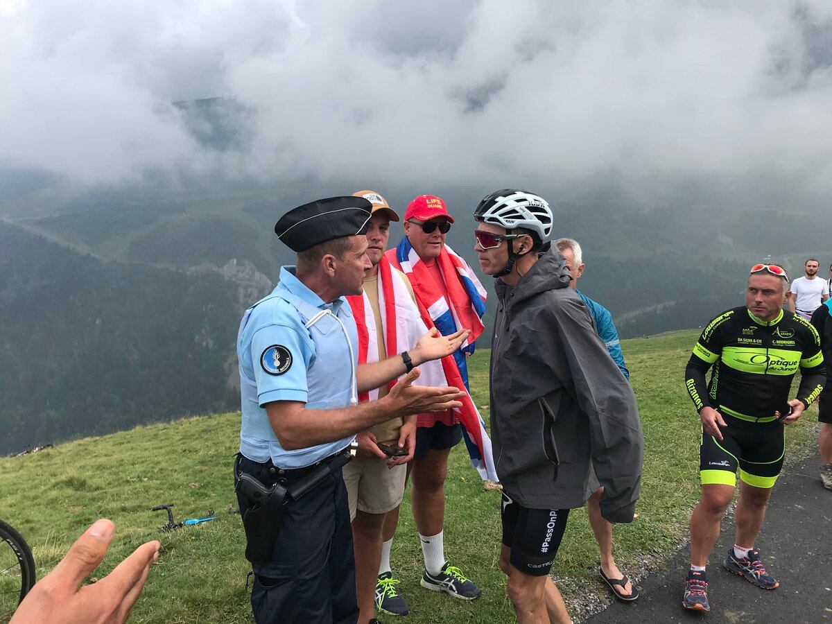 Gendarme derriba al ganador del Tour de Francia 2017 al confundirlo con fan