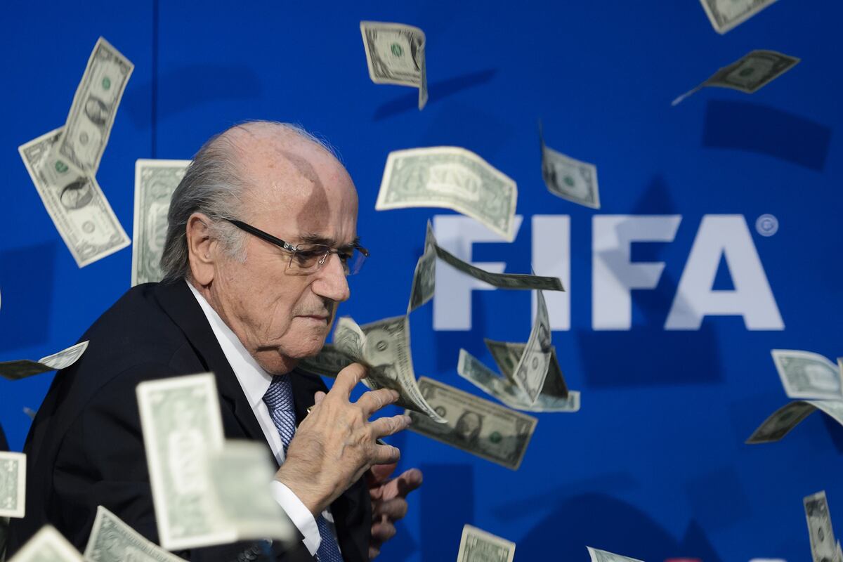 Blatter reaparece y viene con amenazas a la FIFA y su presidente