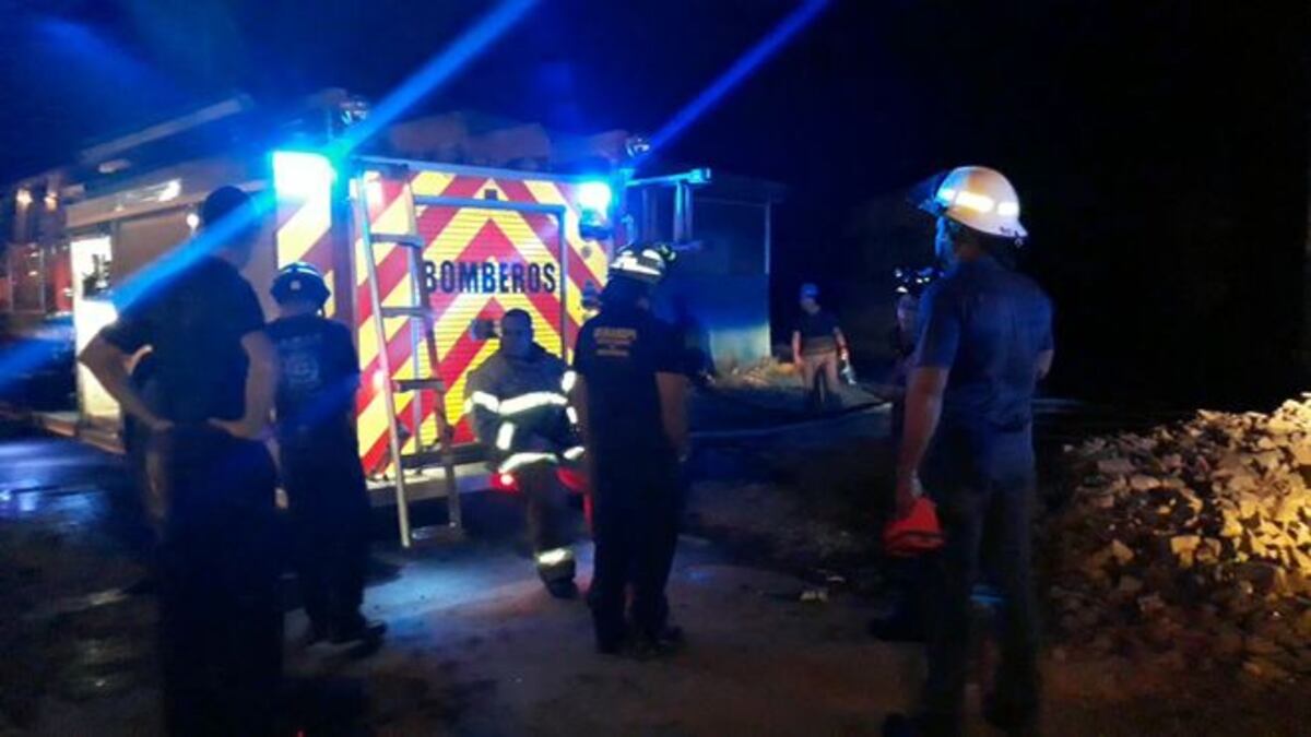 ¡FUEGO!  Llamas consumen empresa en Puerto Caimito | VIDEO