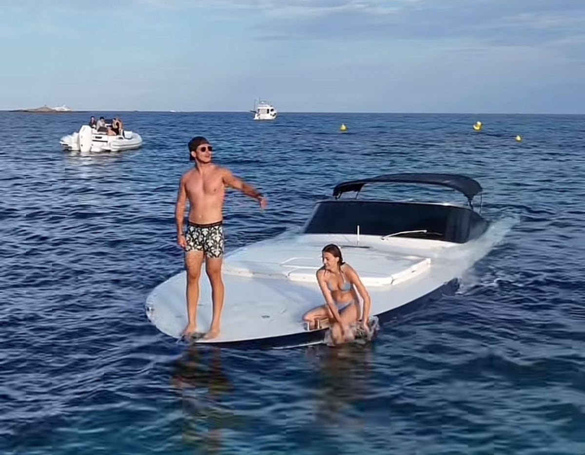 ¡De Titanic a TikTok! Se les va el bote y él solo piensa en los ‘me gusta’