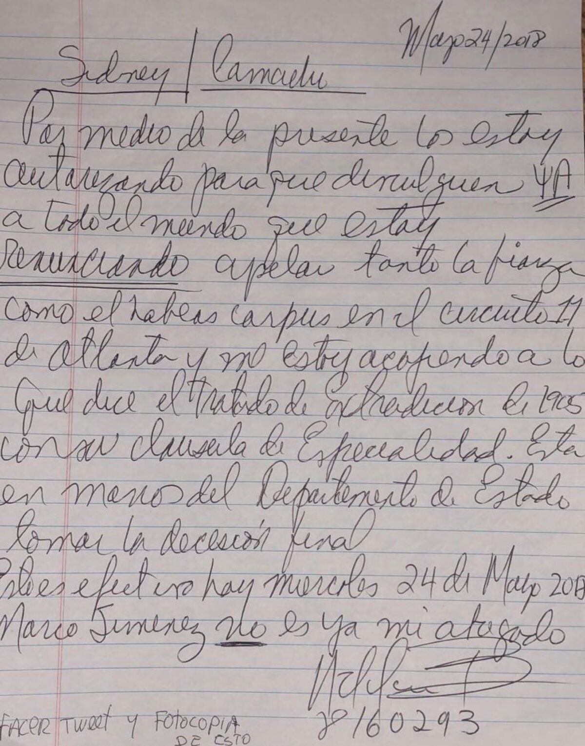 Martinelli despide a uno de sus abogados con un manuscrito. Viene su extradición