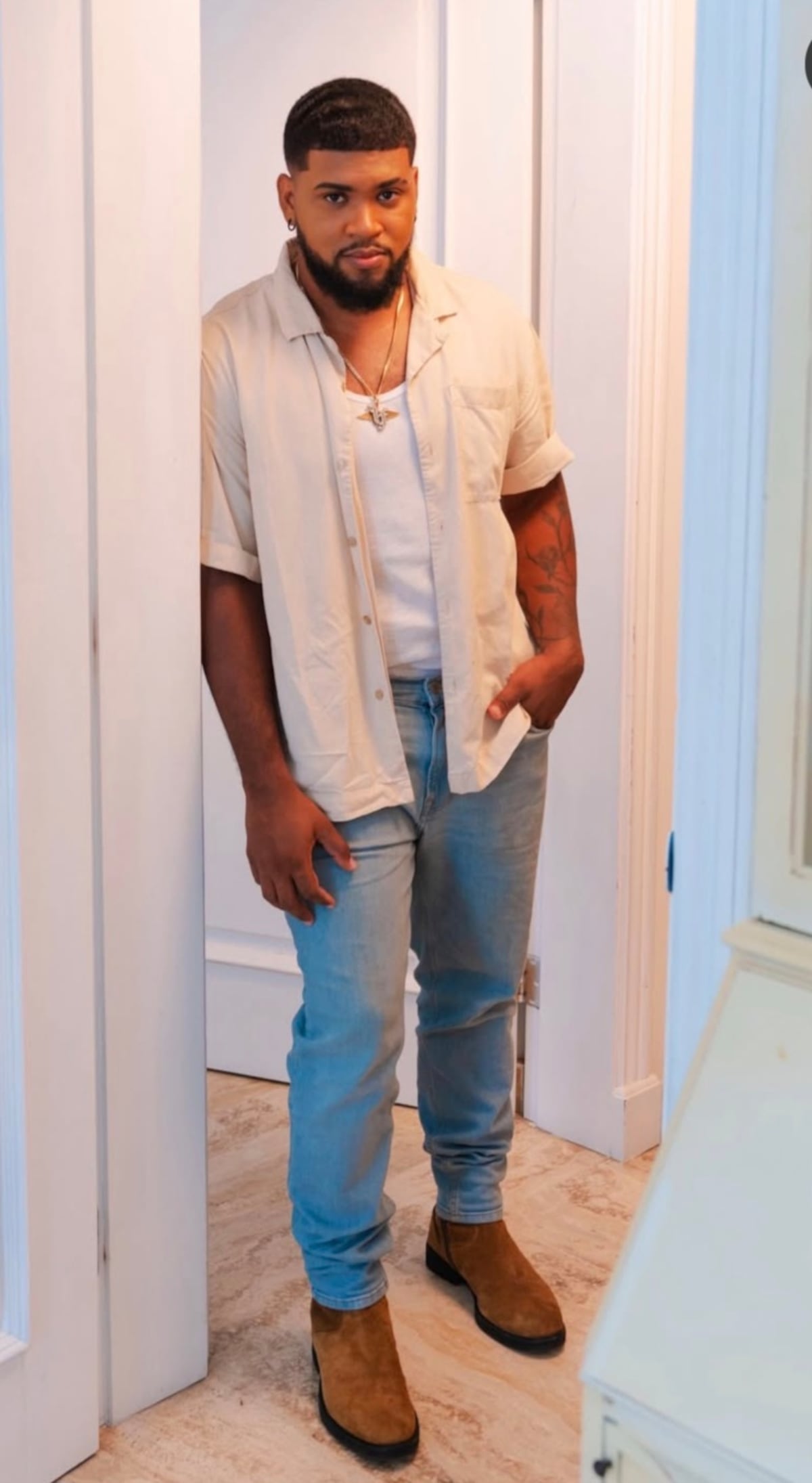 Foto arriba, foto abajo: Jacky Guzmán elimina historia y desata rumores de juju con cantante dominicano