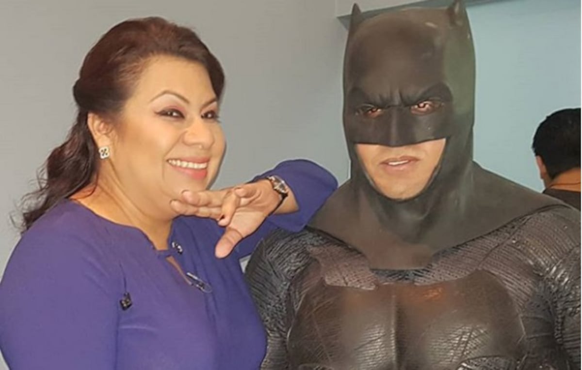 Al fin Castalia Pascual conoce y se monta en el verdadero 'Batimóvil'