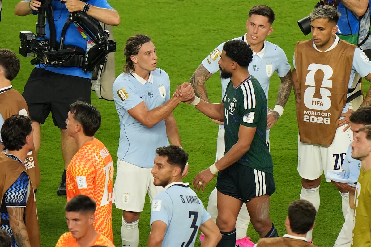 Uruguay salvó un punto, pero Arabia expuso sus debilidades