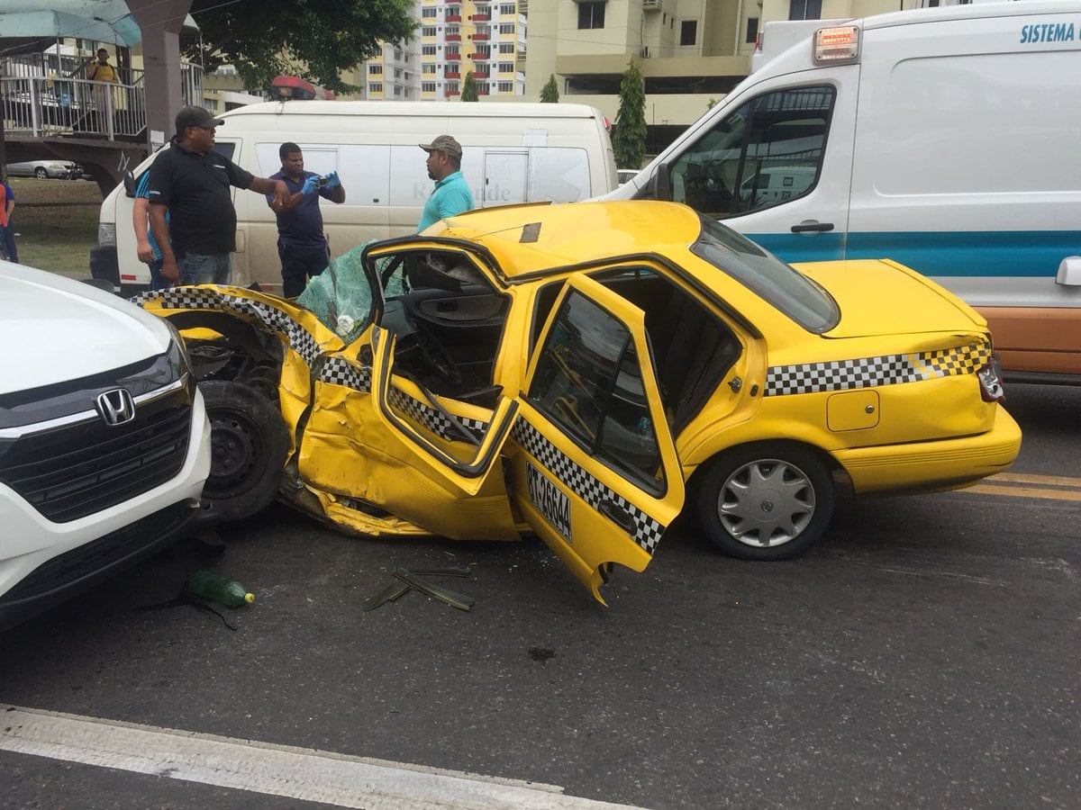 ¡QUÉ CHICHARRÓN! Taxi queda achurrado en triple colisión