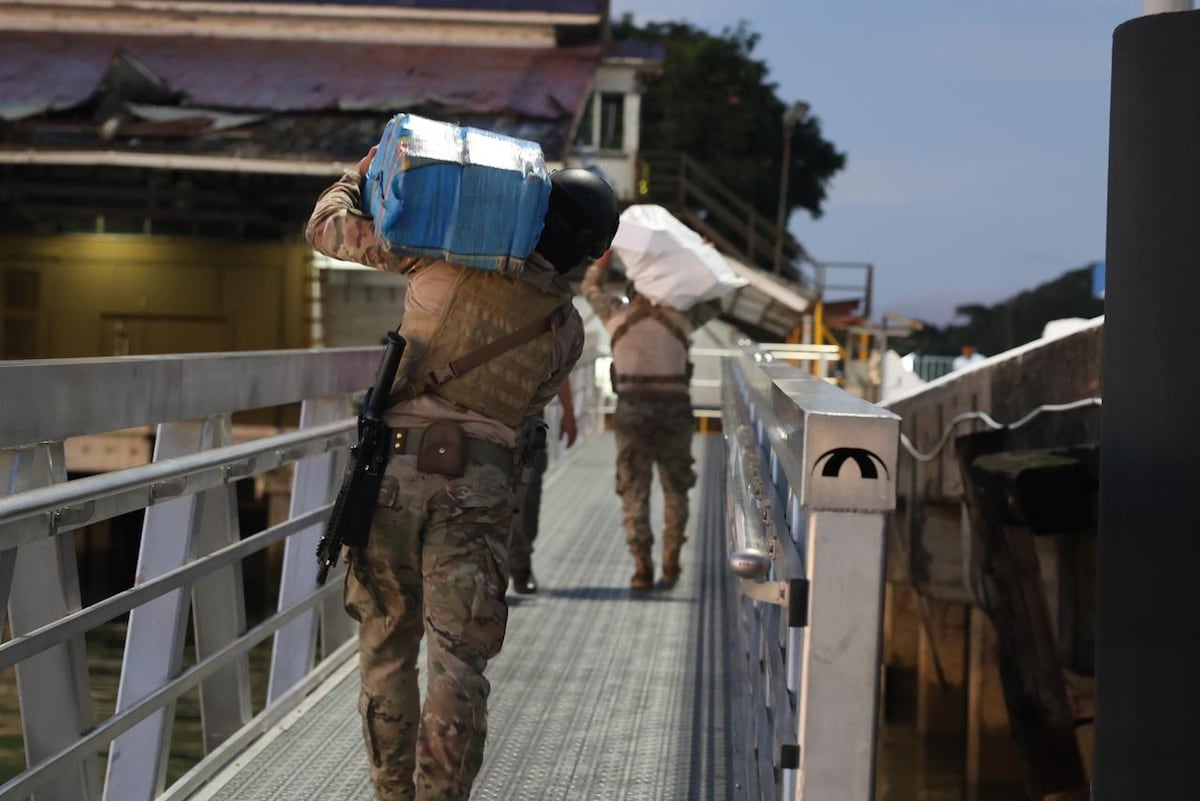 ¡Sorpresa en el mar! Lancha artesanal interceptada con más de 800 paquetes de presunta droga