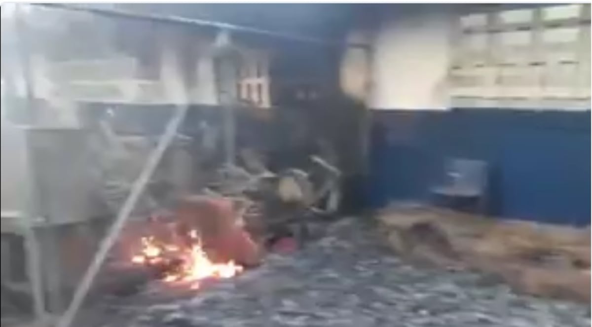 ¡QUÉ HORROR! Sinvergüenza quema escuela para llevarse las sillas