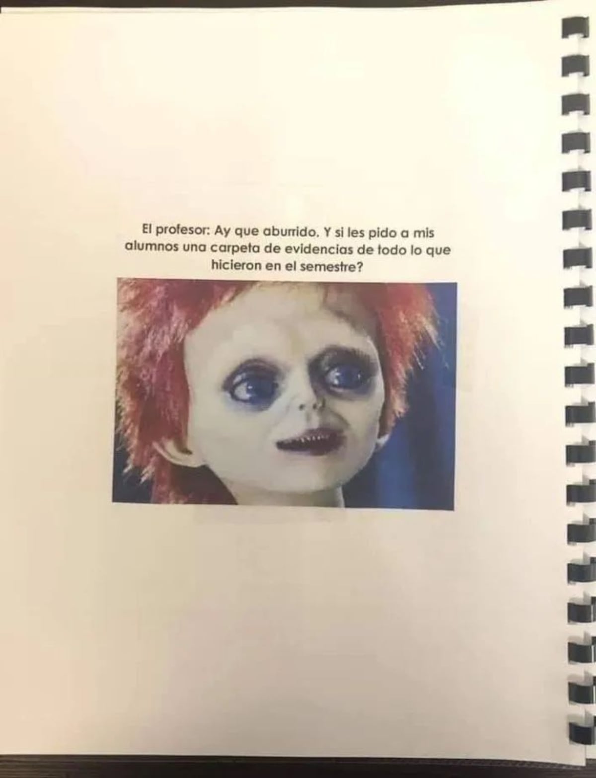 Estudiante aprueba materia al entregar un libro lleno de memes