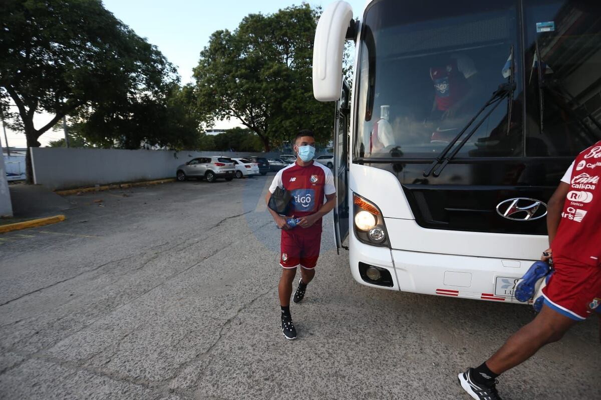 Nada de covid. Thomas Christiansen reaparece en el Rommel Fernández