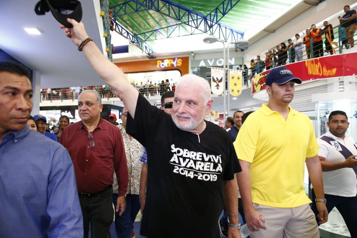 Se formó la locura. Martinelli recorre los mall cual estrella de cine. Y reitera que le meterá su puñete a Varela. Video