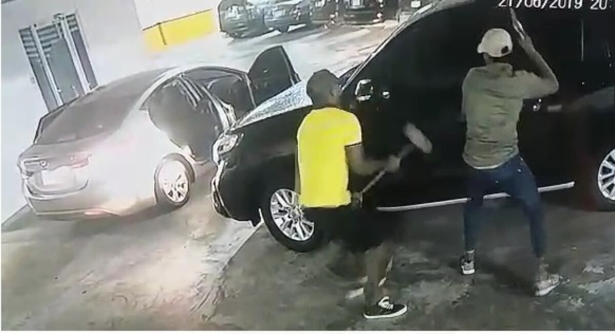 Con arma y mazo en mano delincuentes asaltan a conductora. Iba con sus hijos. Video