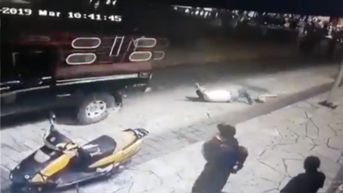 ¡Por no cumplir las promesas de campaña! Amarraron a una camioneta y arrastraron a este alcalde de México