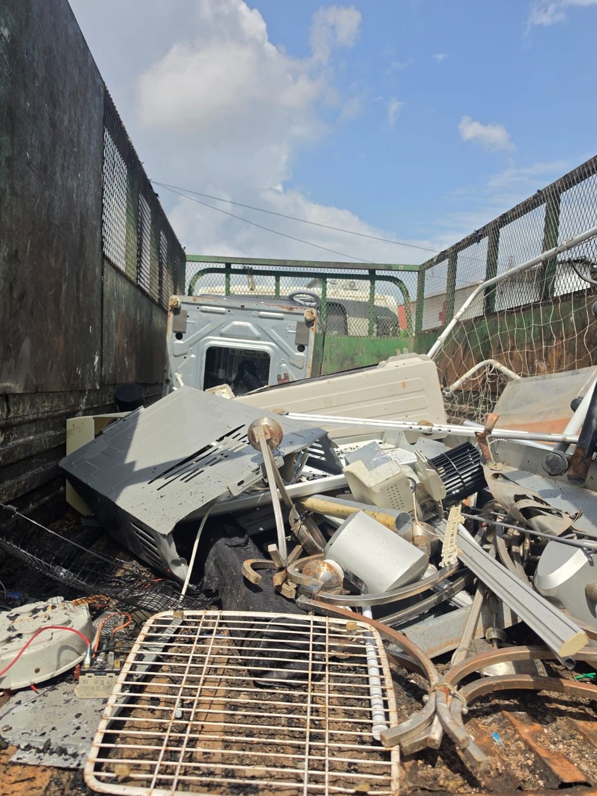 Queman basura en manglar y les cae multón