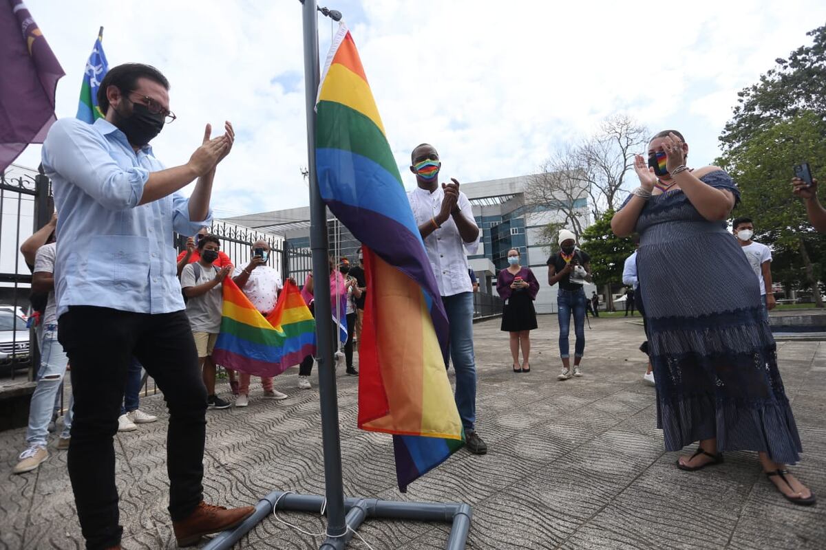 En el mes del orgullo izaron la bandera multicolor en la Asamblea Nacional