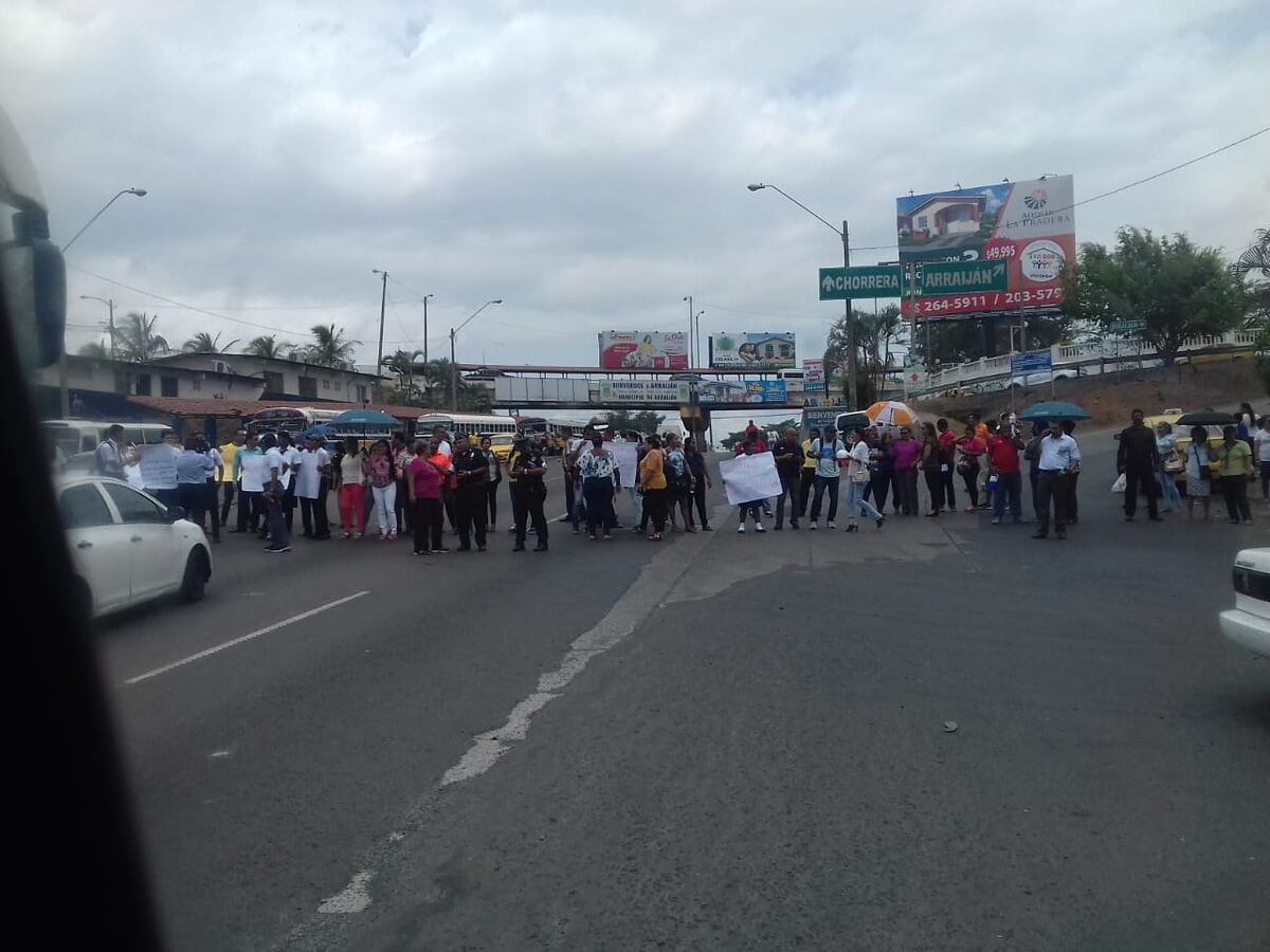 Protesta de Fernando de Lesseps causa tranque hacia Oeste