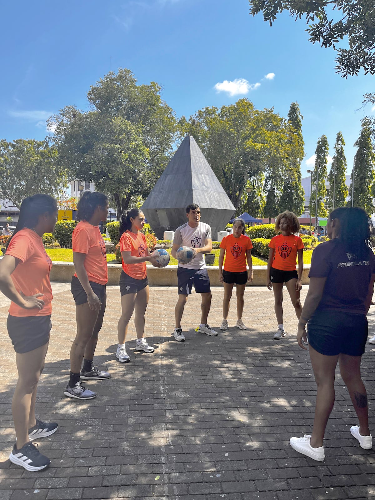 Pasión y entrega: Las chicas del Santa Fe deslumbran en su sesión abierta al público