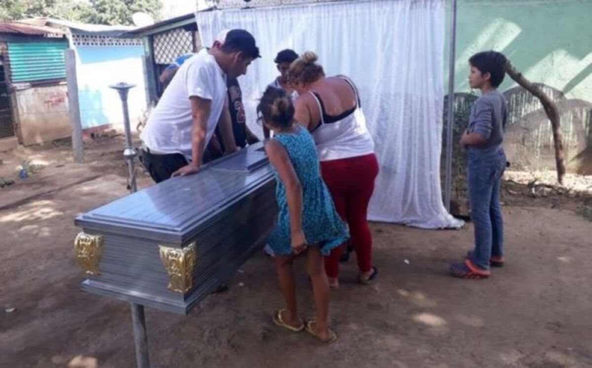 Velaron durante horas al muerto equivocado 