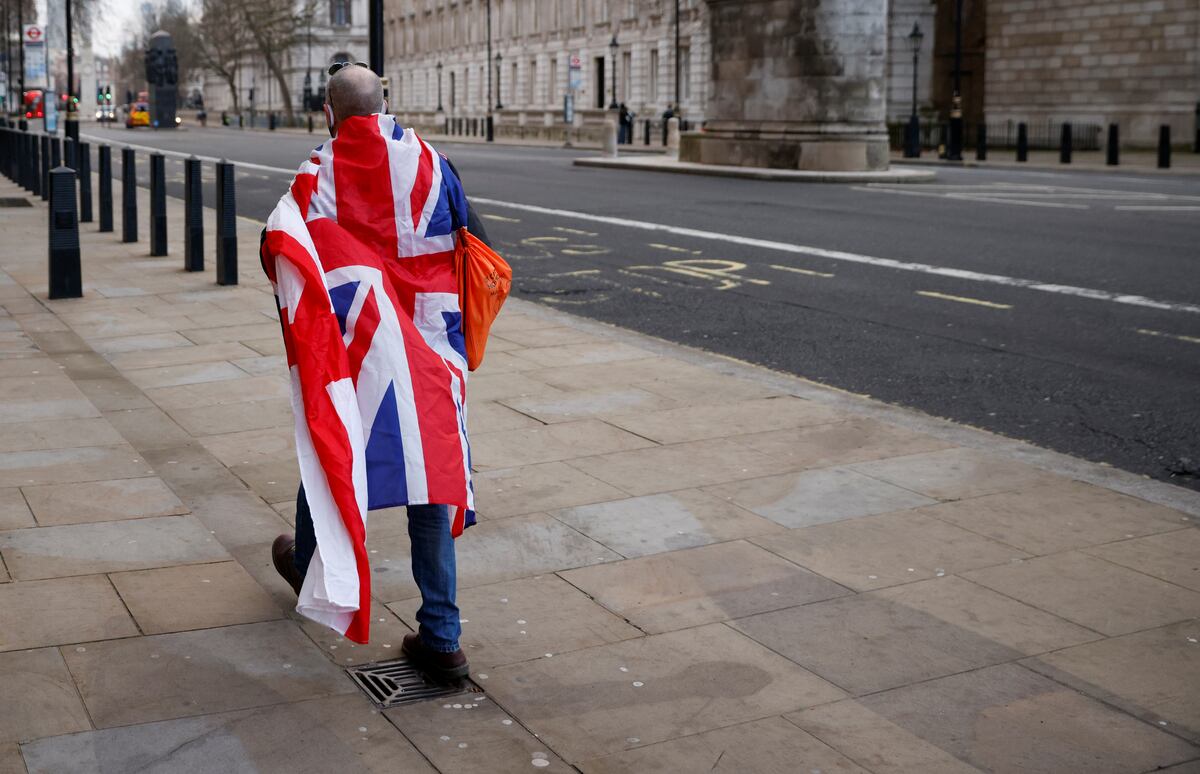 Fuegos artificiales sobre calles vacías, así llega el año 2021