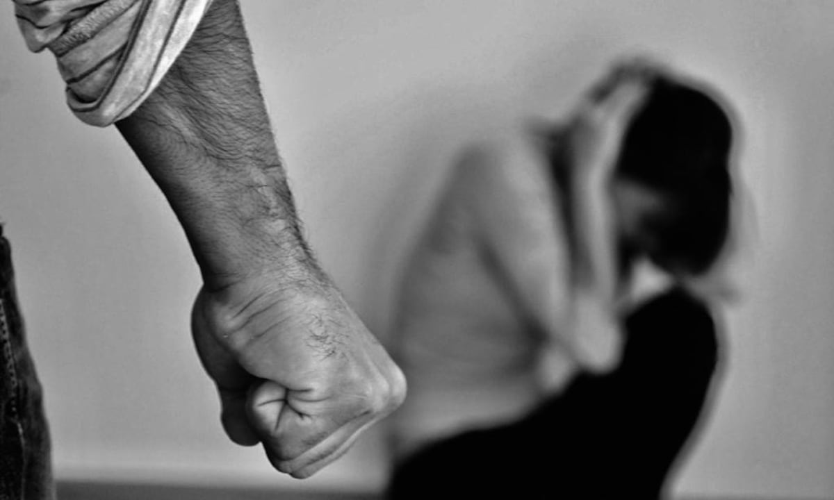 ¡La molió a golpes! Le dio más de 60 trompadas en la cara dentro de un ascensor 