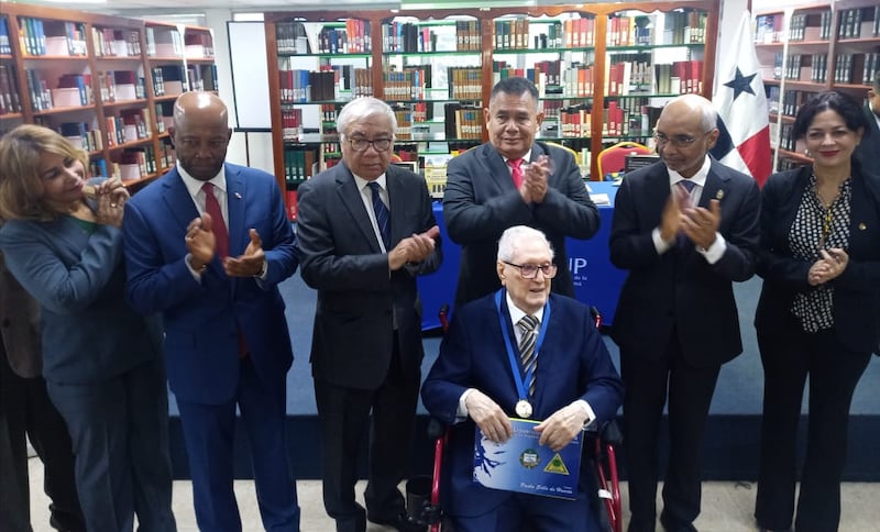 Universidad de Panamá honra a Carlos Bolívar Pedreschi con máximas distinciones académicas