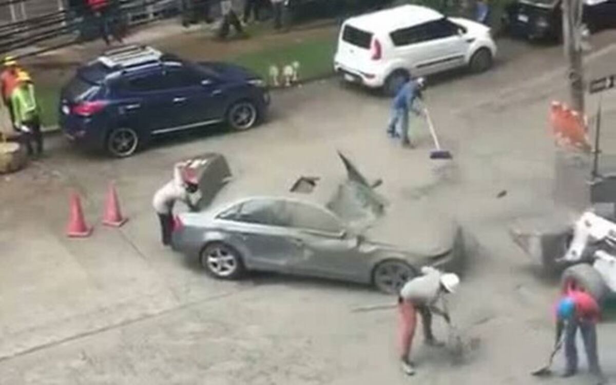 ¡ÁYALA PESTE! Mezcla de cemento le cae a un carro en Paitilla