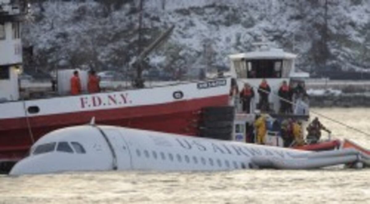 ¡Milagro en la nieve! Familia pasa 12 horas sobre el ala de un avión estrellado y vive para contarlo
