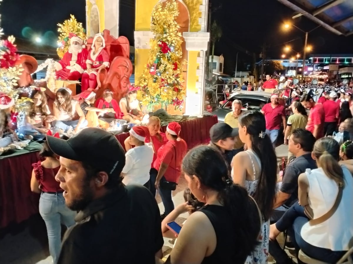 ¡Desfile navideño Santiago Veraguas! Niños gozan con Sirenita y Santa Claus