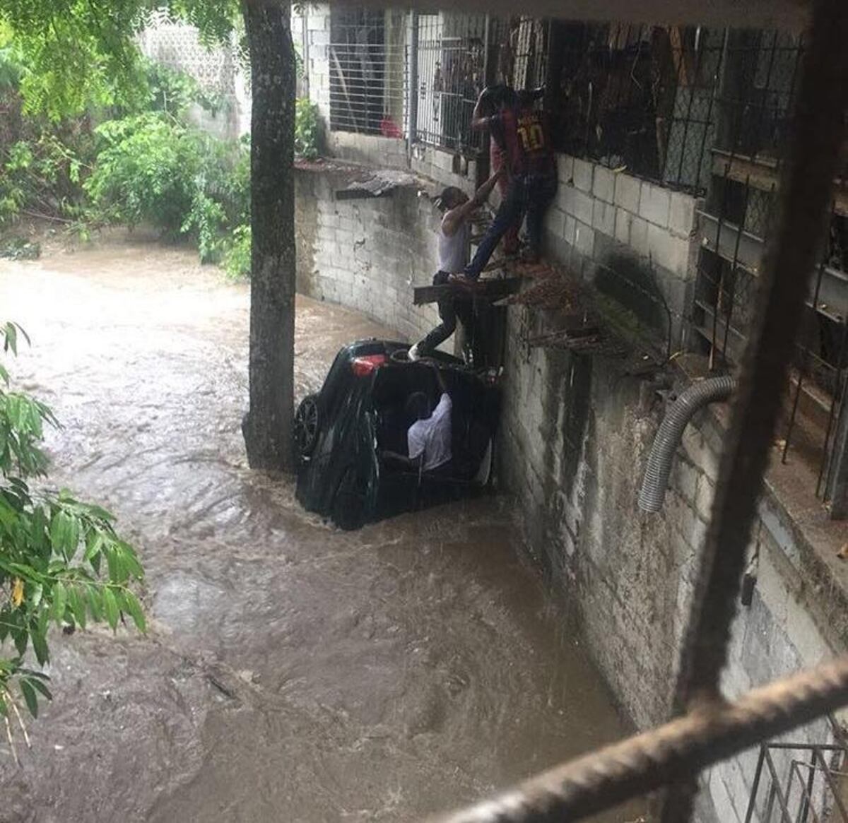 Las fuertes lluvias arrastran carro a quebrada y árbol cae en auto de dirigente